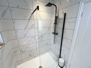 Shower room- click for photo gallery
